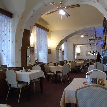 Gl Hotel Trutnov Buitenkant foto