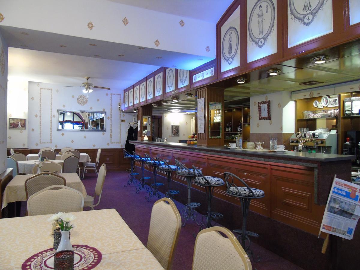 Gl Hotel Trutnov Buitenkant foto