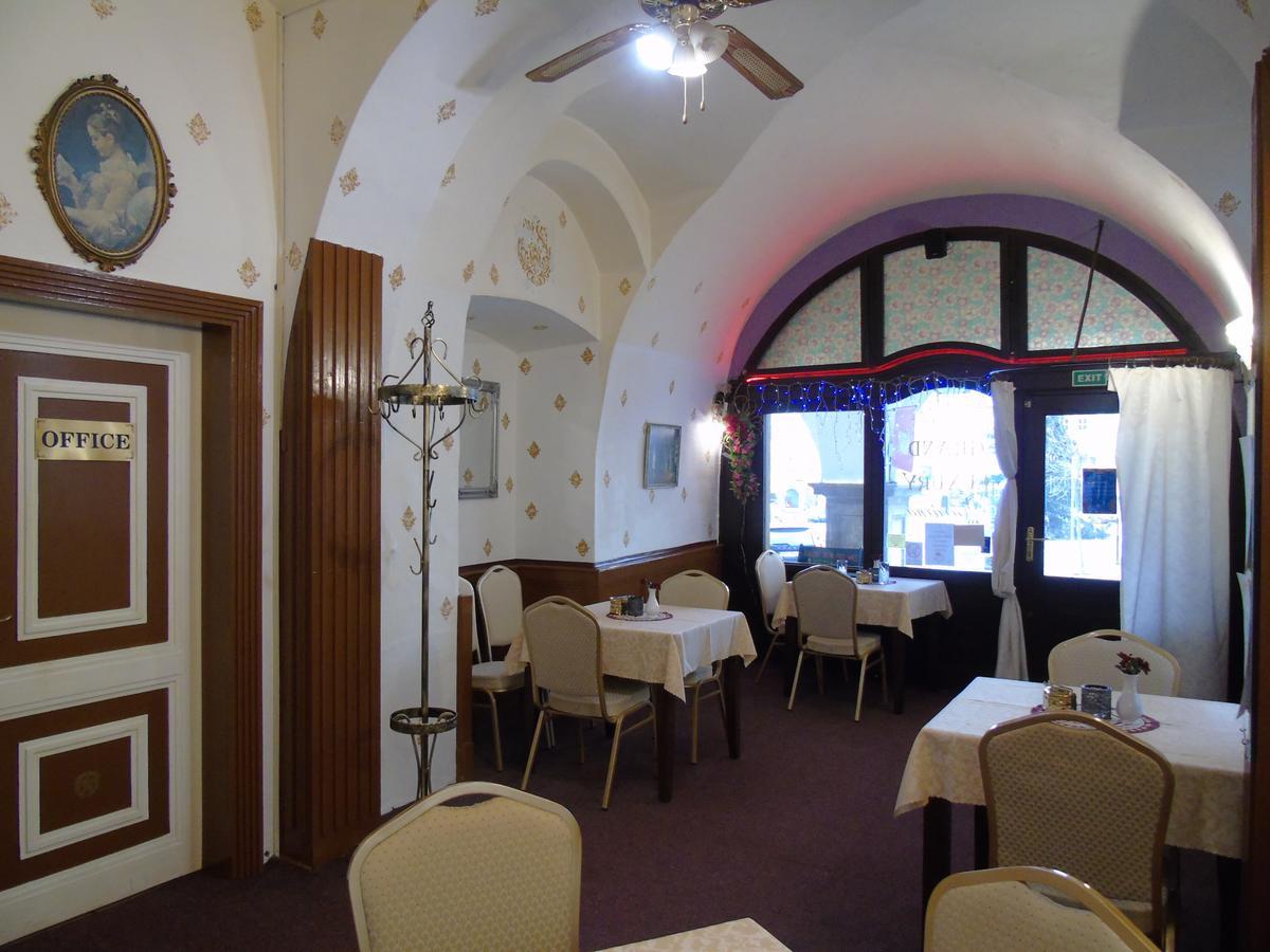 Gl Hotel Trutnov Buitenkant foto