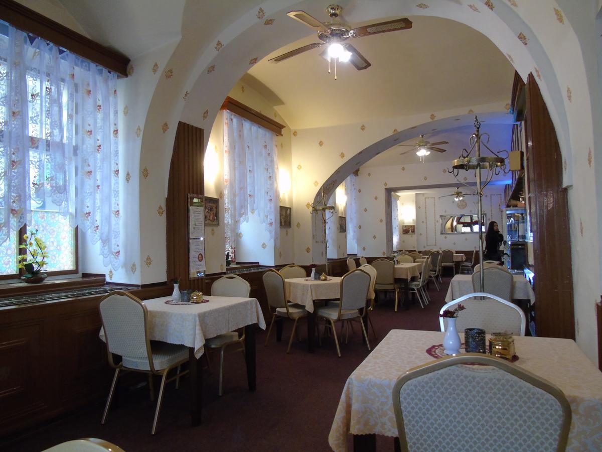 Gl Hotel Trutnov Buitenkant foto