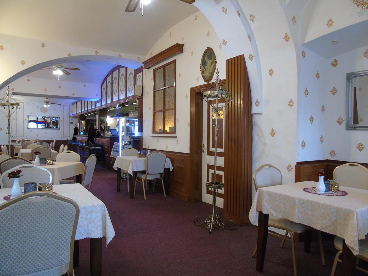 Gl Hotel Trutnov Buitenkant foto