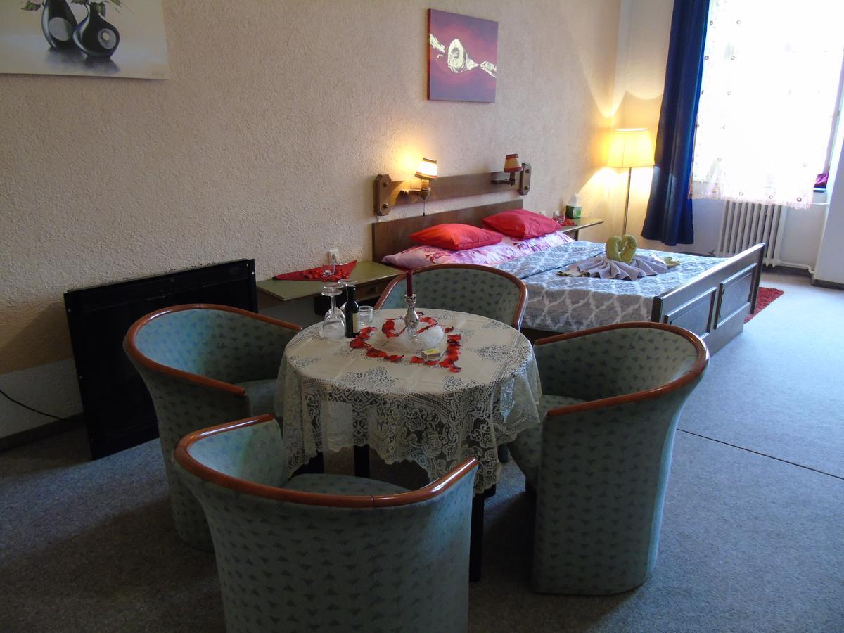 Gl Hotel Trutnov Buitenkant foto