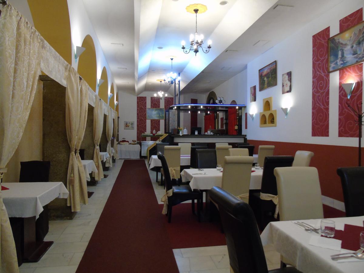 Gl Hotel Trutnov Buitenkant foto