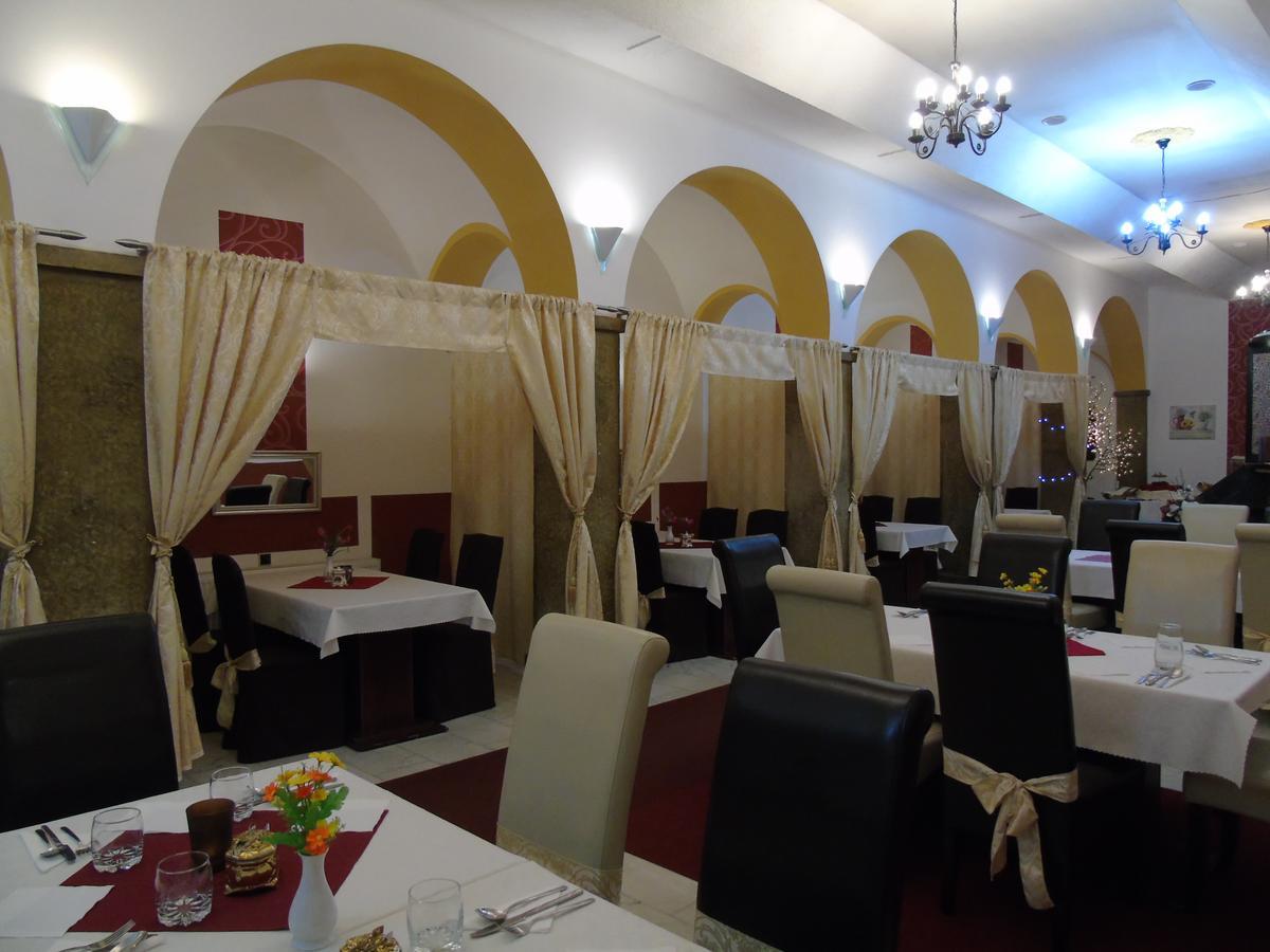Gl Hotel Trutnov Buitenkant foto