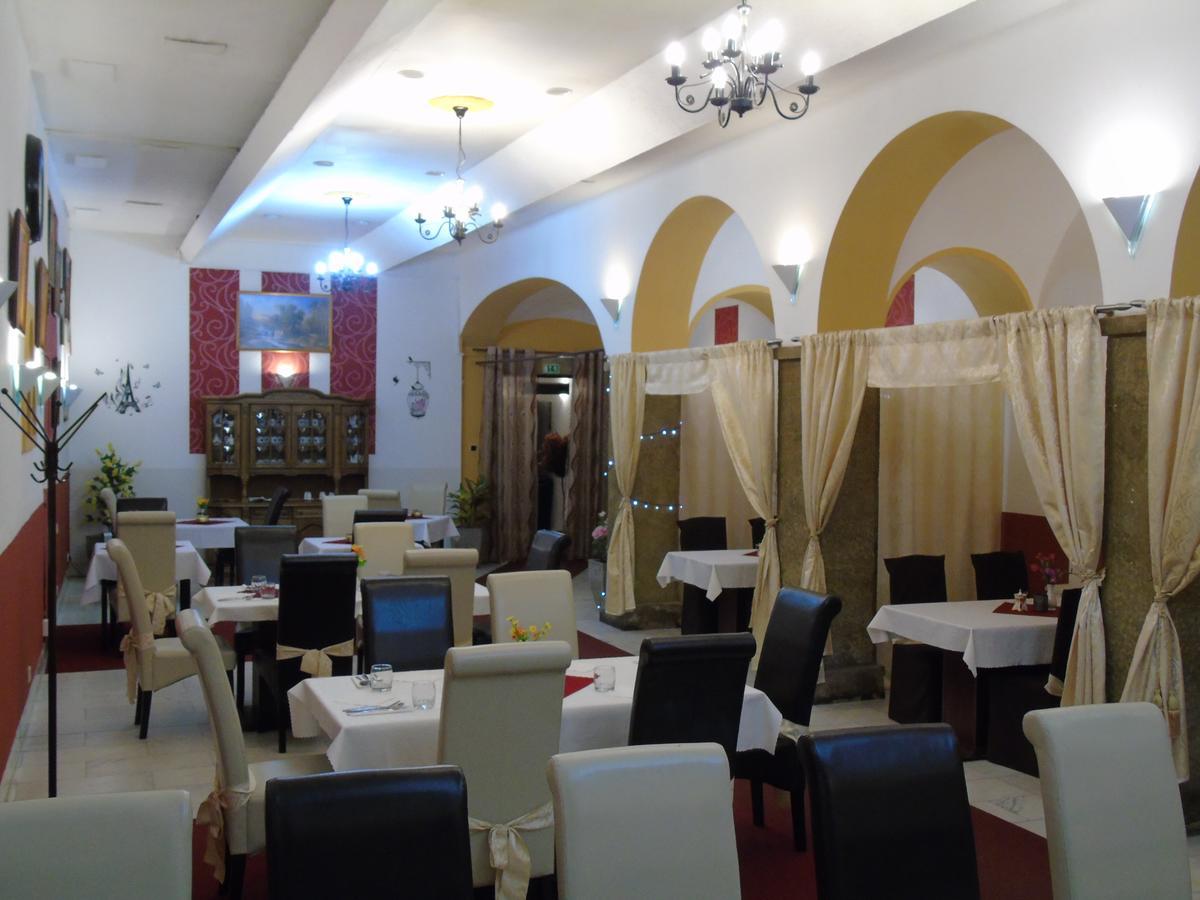 Gl Hotel Trutnov Buitenkant foto