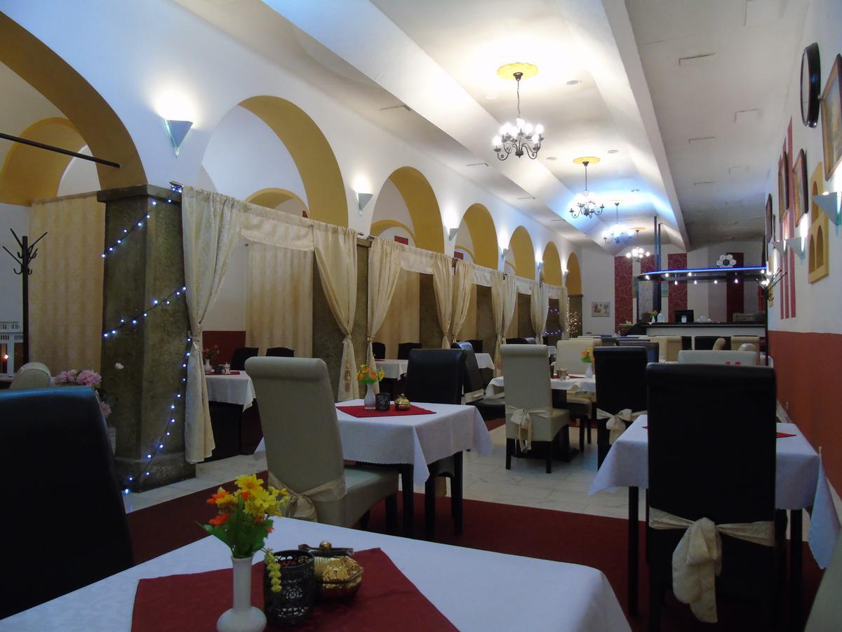 Gl Hotel Trutnov Buitenkant foto