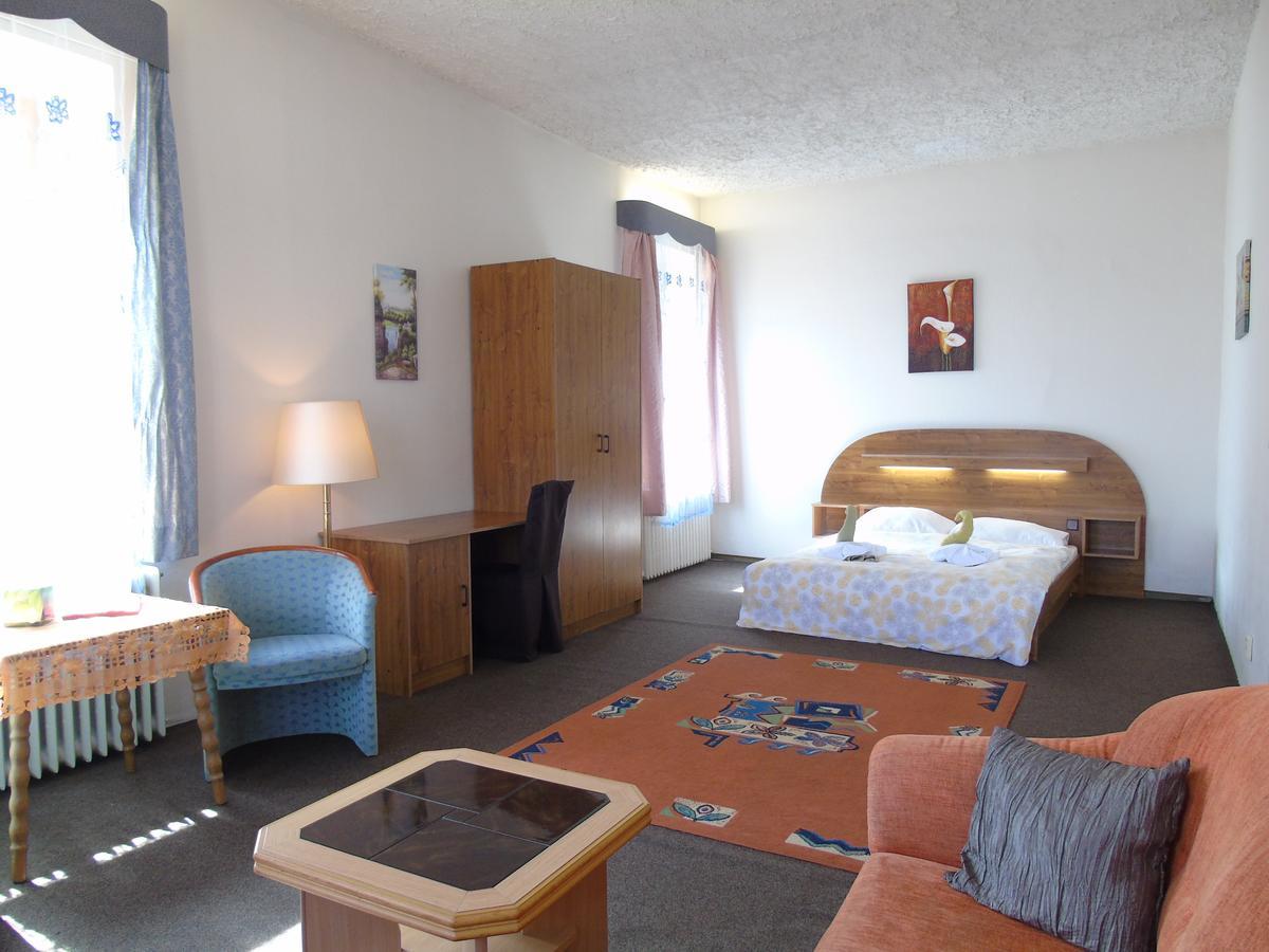 Gl Hotel Trutnov Buitenkant foto