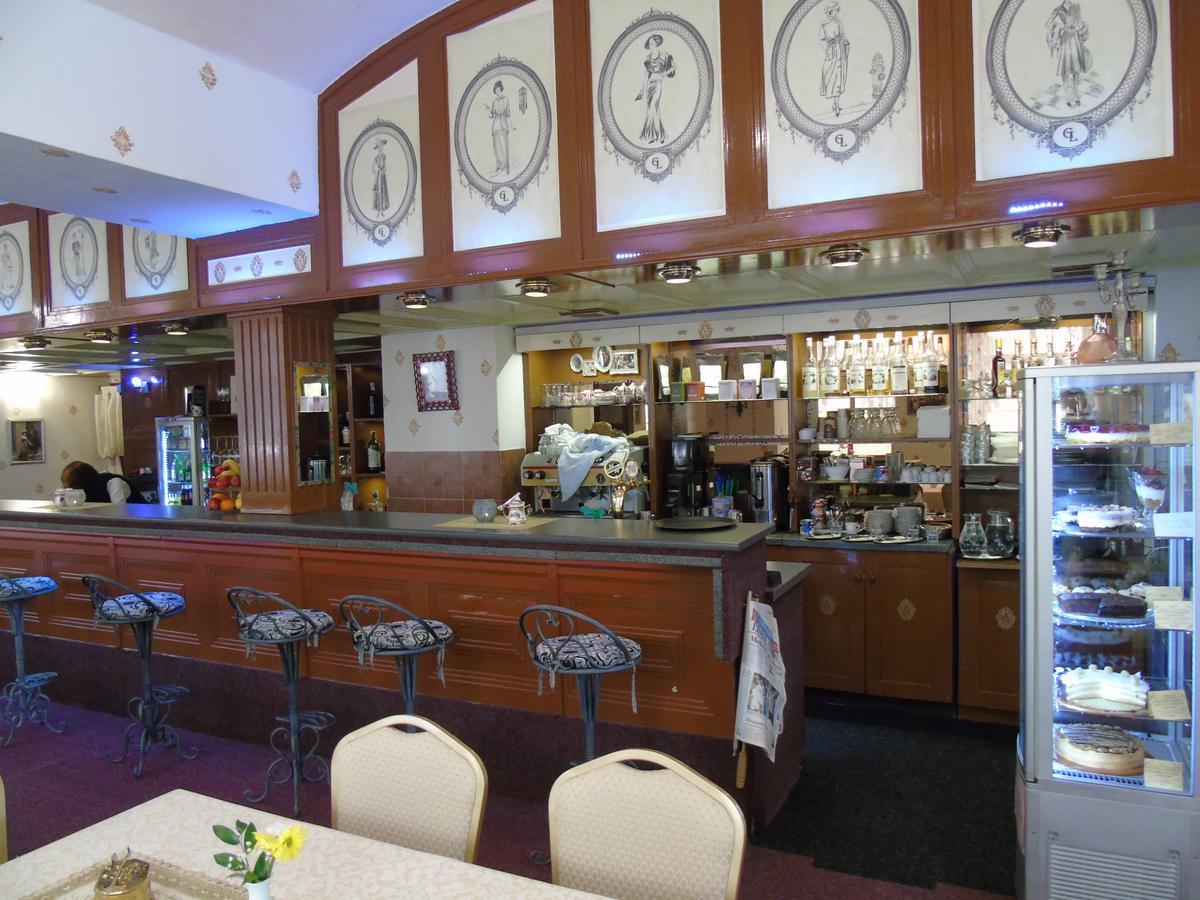 Gl Hotel Trutnov Buitenkant foto