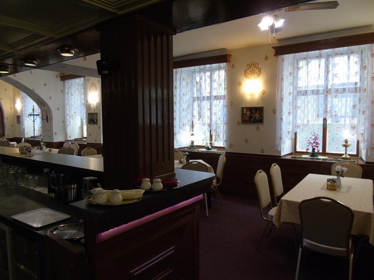 Gl Hotel Trutnov Buitenkant foto