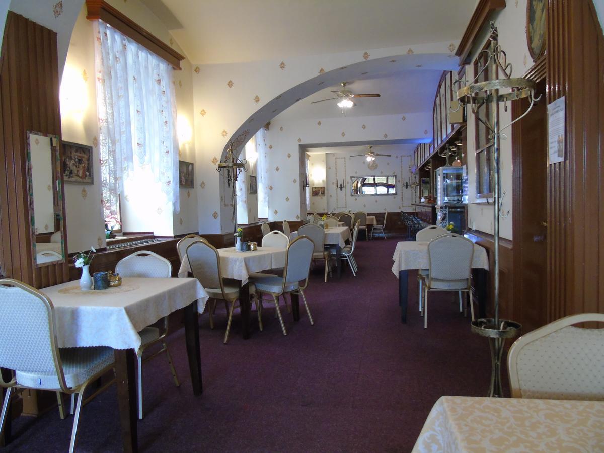 Gl Hotel Trutnov Buitenkant foto