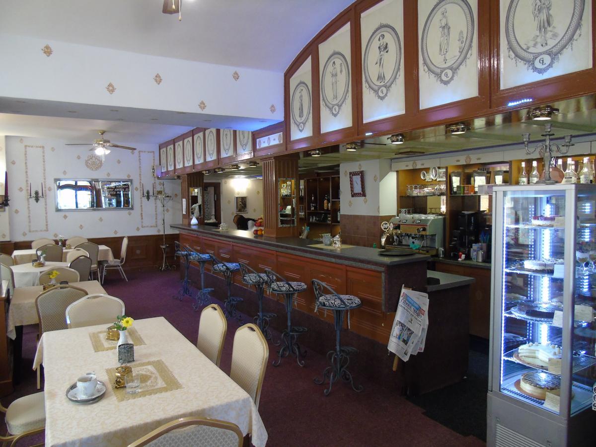 Gl Hotel Trutnov Buitenkant foto