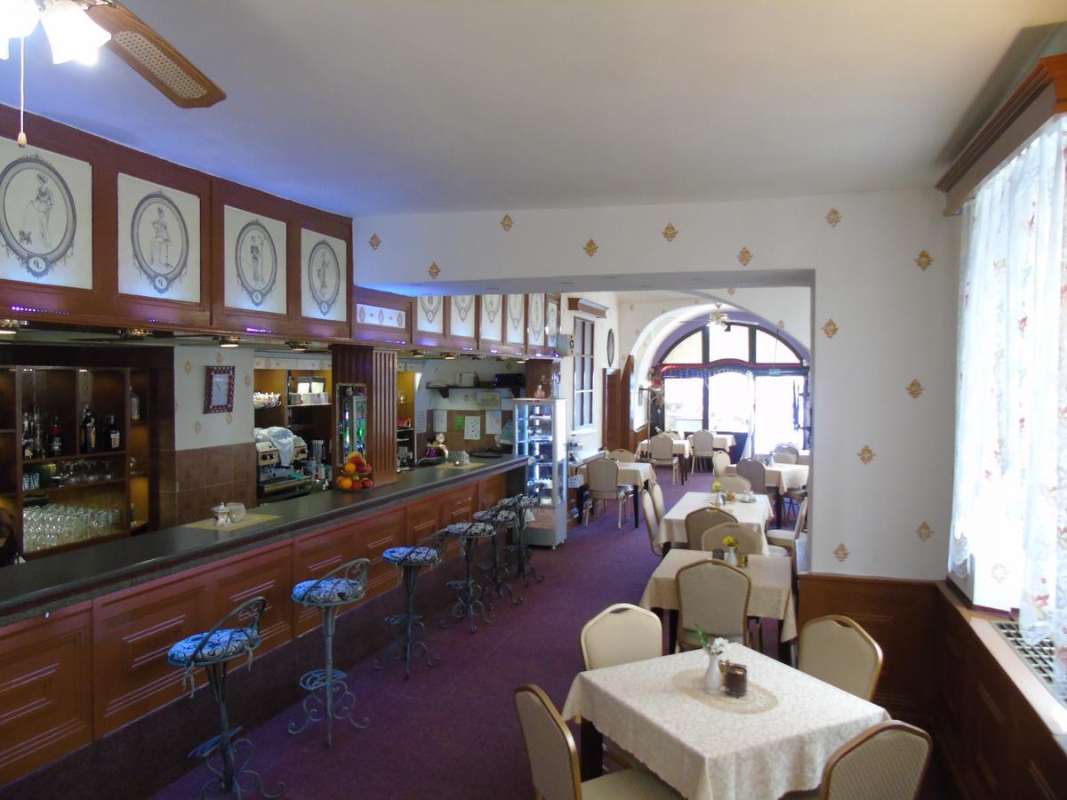Gl Hotel Trutnov Buitenkant foto