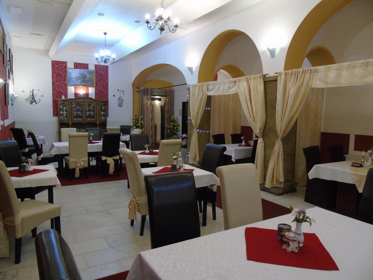 Gl Hotel Trutnov Buitenkant foto