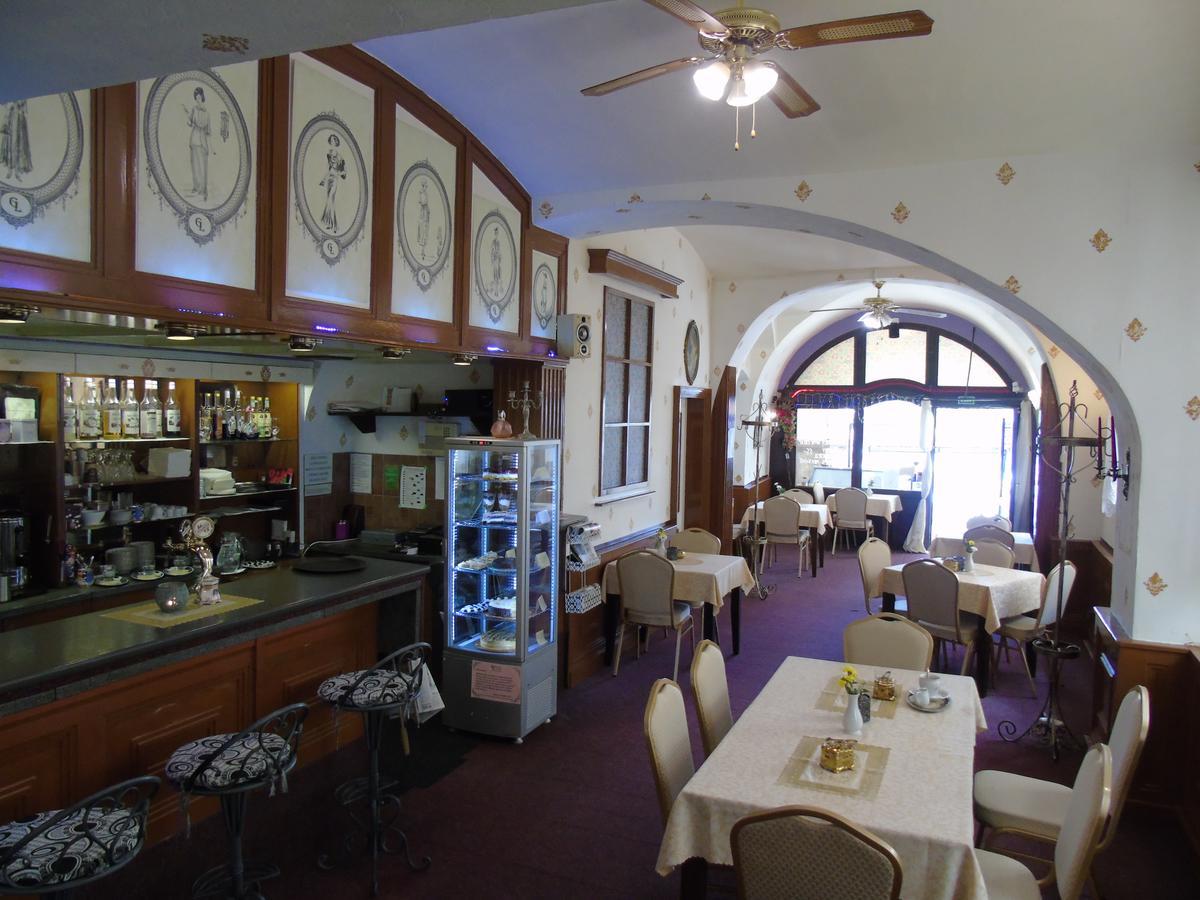Gl Hotel Trutnov Buitenkant foto