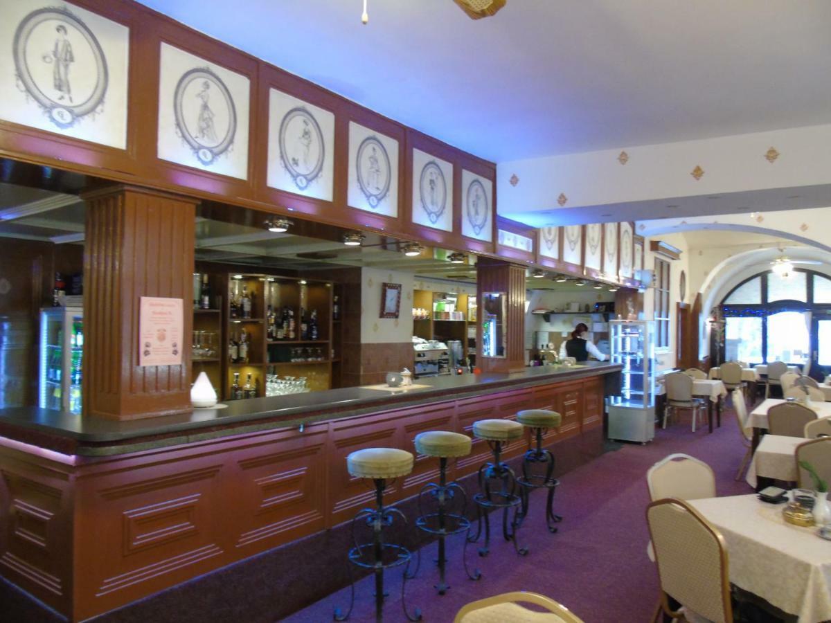 Gl Hotel Trutnov Buitenkant foto