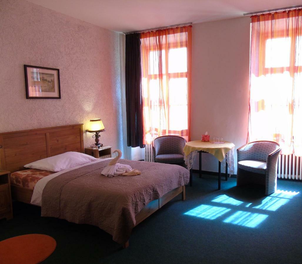 Gl Hotel Trutnov Buitenkant foto